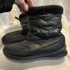 NWOB Women’s Nuptse Après Booties Slippers Indoor Outdoor Boots, Black, size 8